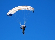 开云在线直播-篮网巅峰对决险胜活塞，拉文高光表现定乾坤