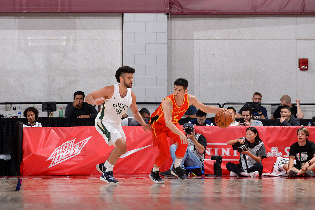 雄鹿轻取南韩男篮，克莱送出助攻