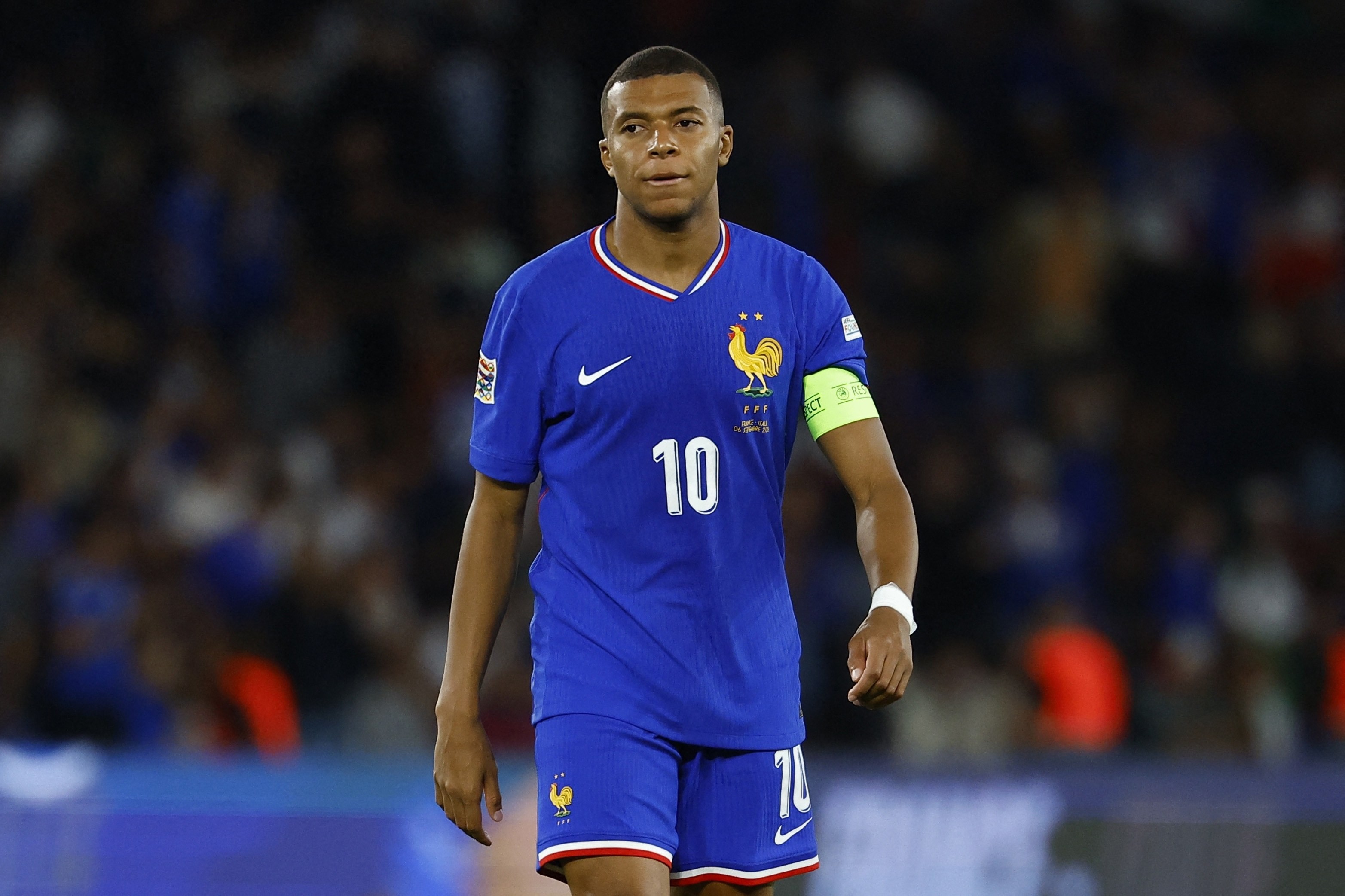 包含法国田径选手突破记录，领跑比赛的词条