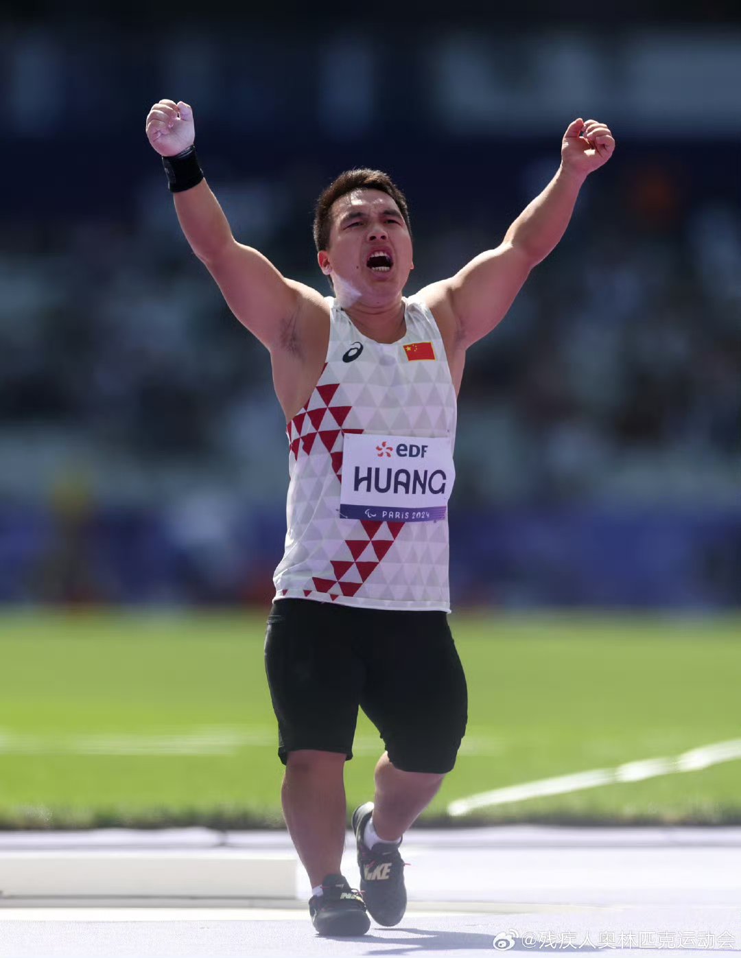 包含法国田径选手突破记录，领跑比赛的词条