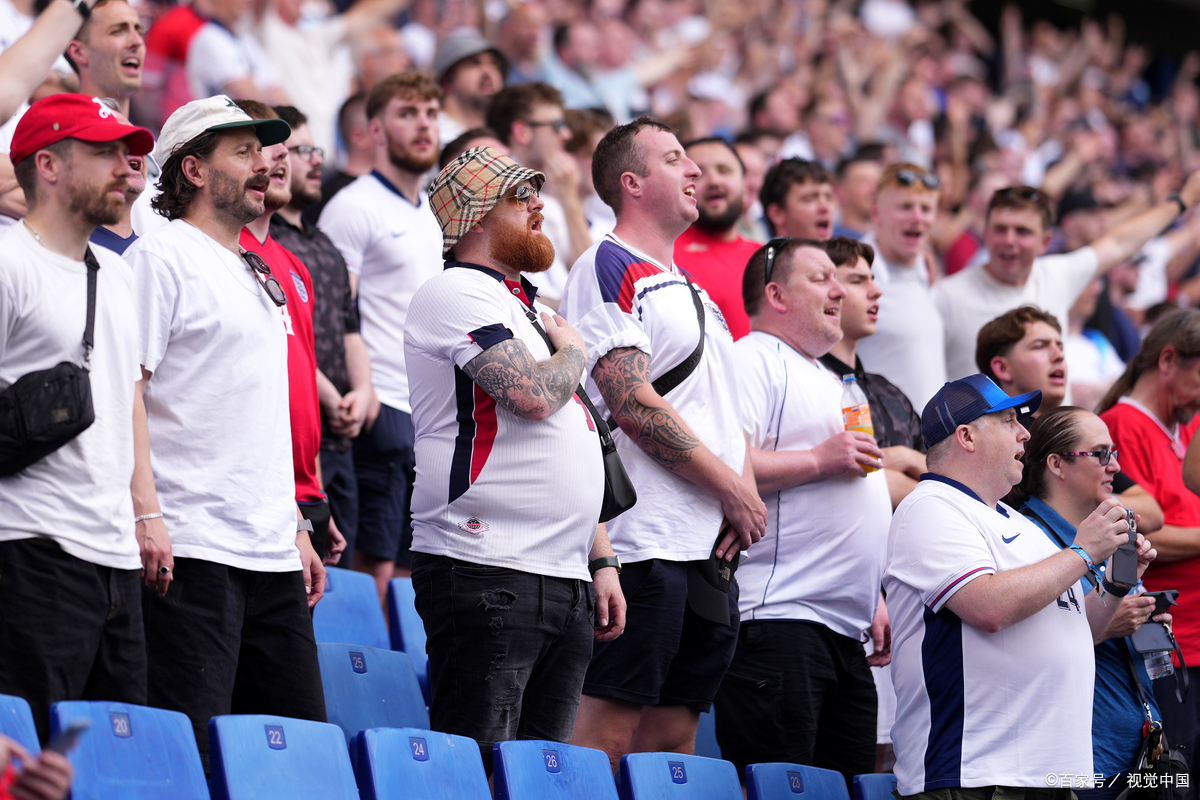 球员们为了比赛胜利全力以赴令人感动