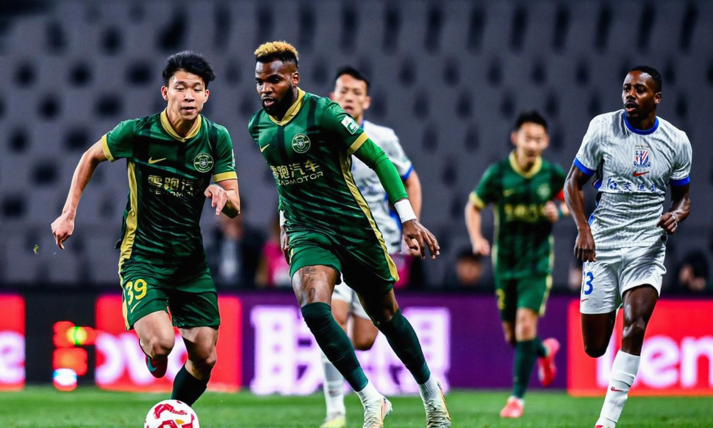 中超球员个个奋力拼搏，比赛现场热力澎湃的简单介绍