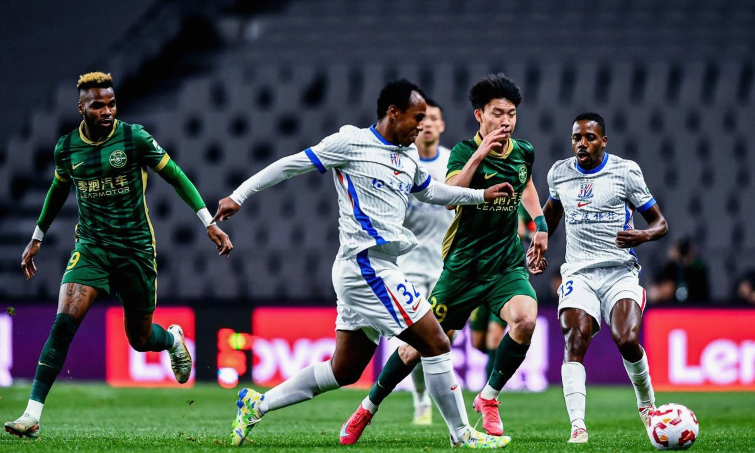 中超球员个个奋力拼搏，比赛现场热力澎湃的简单介绍