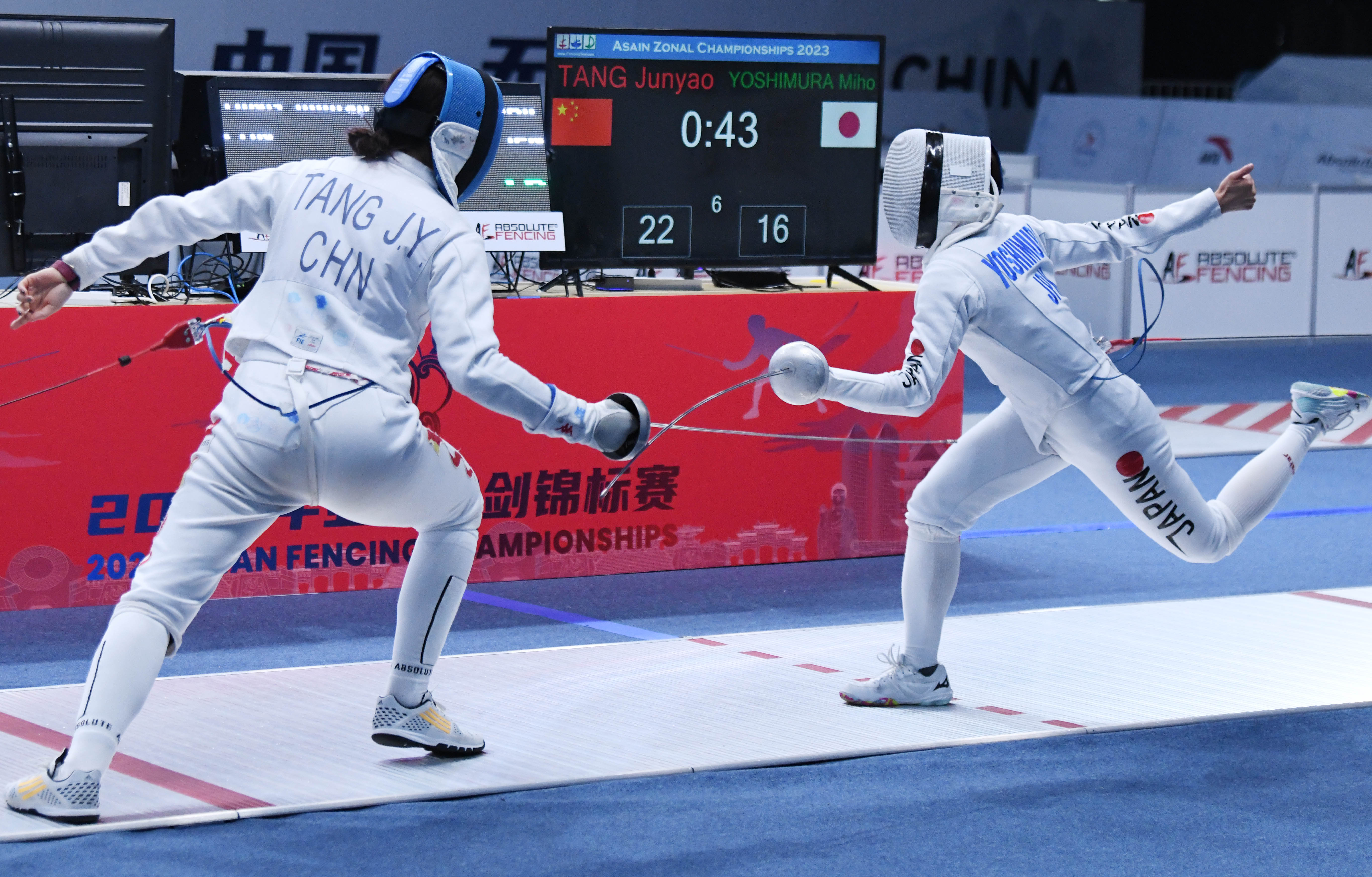 韩国选手在击剑比赛中夺得冠军