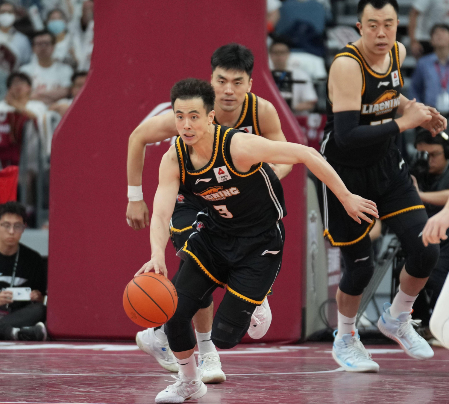 辽宁男篮全队发挥出色，战胜强敌壮大气势