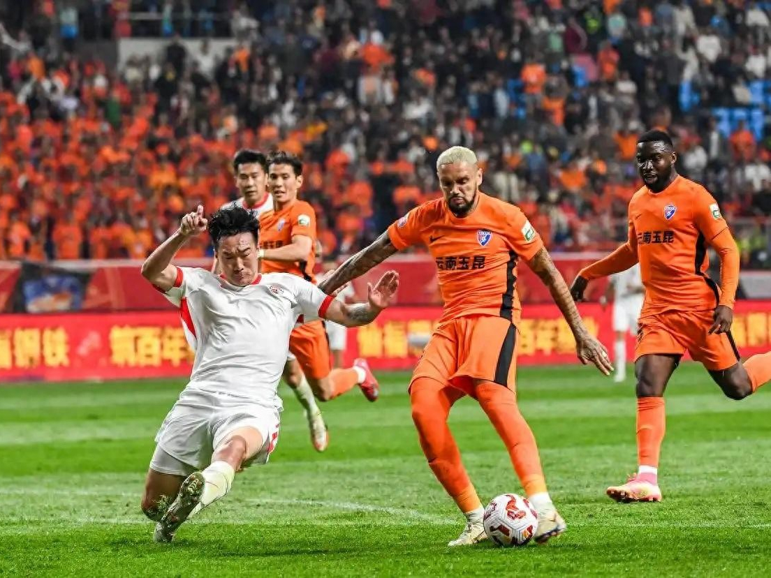 国内足球联赛关注：两支豪强将在场上交锋