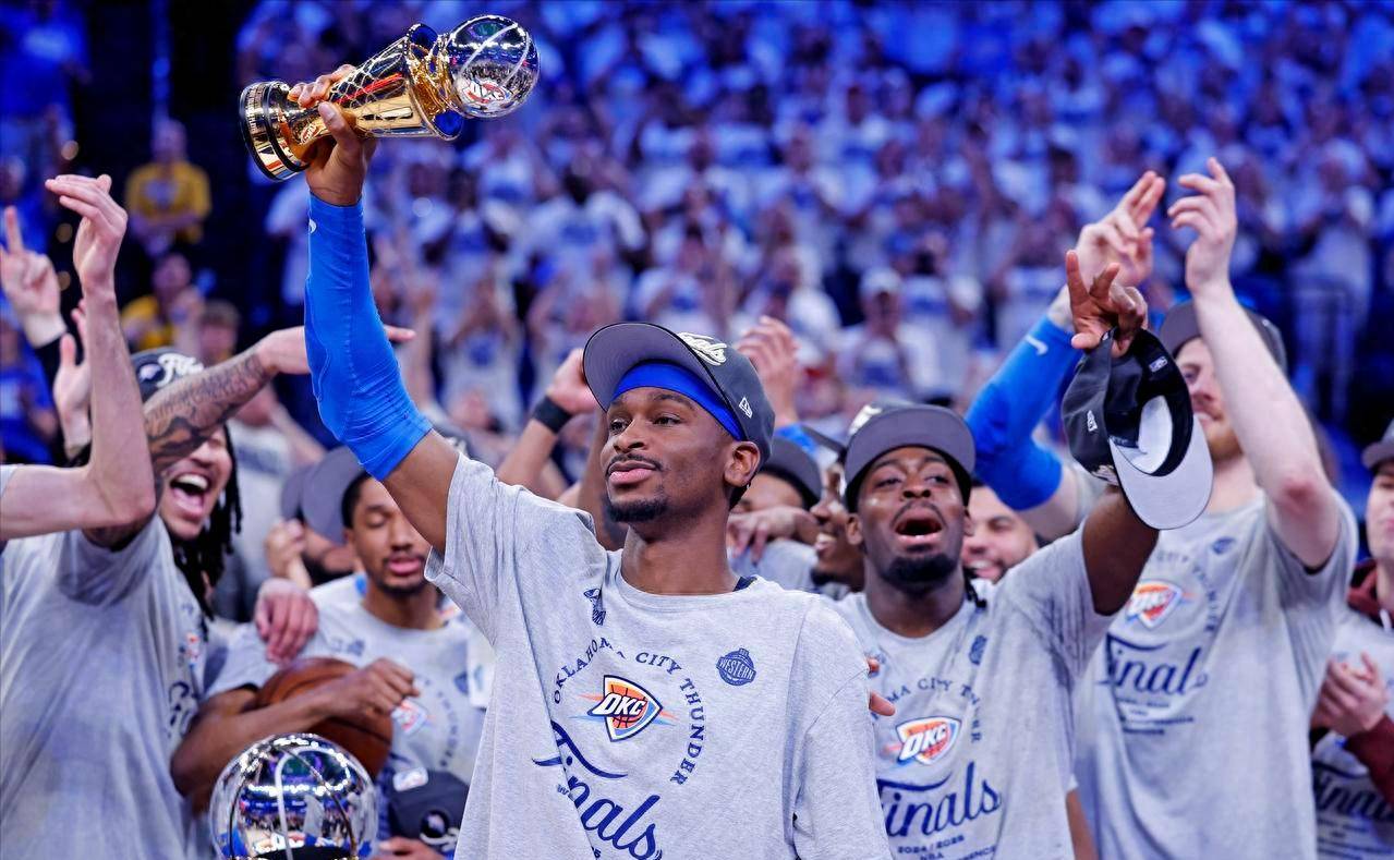 雷霆主场惊险胜出,全队高兴庆祝 雷霆主场惊险胜出,全队高兴庆祝