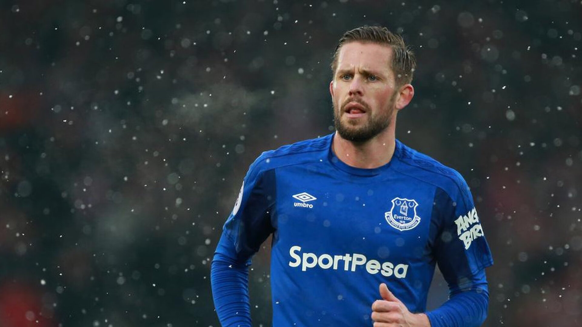 意甲焦点战之夜，莫兰特成为全场焦点，当篮球巨星照亮绿茵场